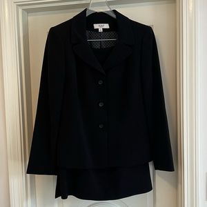 Like NEW woman’s skirt suit